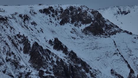 Luftaufnahme-Eines-Schneebedeckten-Berges-In-Den-Anden,-Chile
