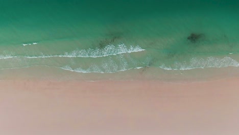 Aerial-Panning-Over-A-Tropical-White-Sand-Beach-Shoreline-In-Whitsunday-Island,-Australia