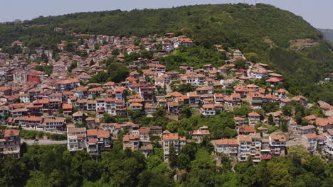 Vista-Panorámica-De-La-Ciudad-Histórica-De-Veliko-Tarnovo-Construida-Sobre-Colinas-Empinadas