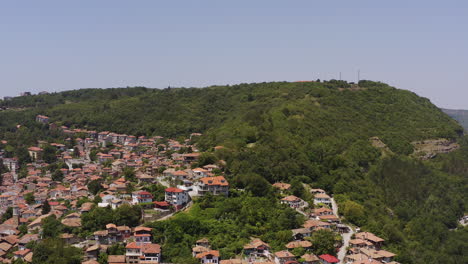 Panoramaflug-über-Die-Historische-Stadt-Veliko-Tarnovo,-Die-Auf-Steilen-Hügeln-Erbaut-Wurde