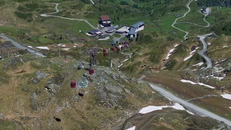 Beautiful-green-valley-at-Kitzsteinhorn-Ski-resort-and-cable-cars-transport-occupants-up-the-Alps