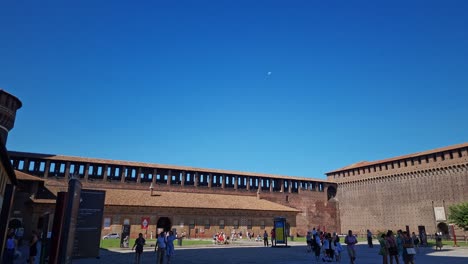 La-Gente-Dentro-De-Las-Murallas-De-La-Fortificación-Medieval-Castello-Sforzesco,-Milán