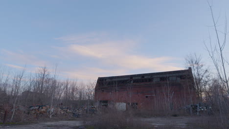 Schwenk-Eines-Verlassenen-Industriegebiets-Im-Nordosten-Von-Ohio-Bei-Sonnenuntergang