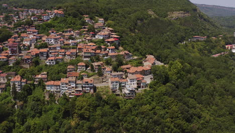 Hangstadt-Veliko-Tarnovo-Inmitten-Grüner-Wälder,-Luftpanorama