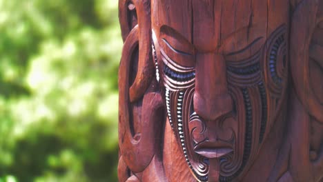 Maori-Kunst,-Traditionelle-Holzschnitzerei-Des-Kriegergesichts