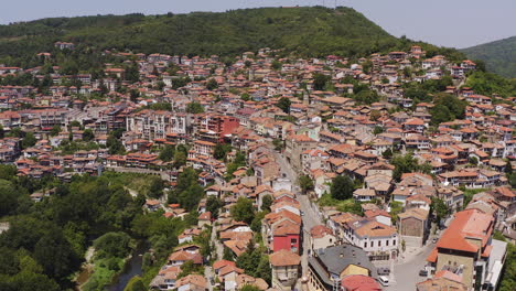 Panoramablick-Auf-Die-Hügelstadt-Veliko-Tarnovo-Und-Die-Terrakottadächer