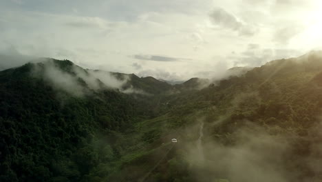 Eine-Atemberaubende-Luftlandschaft-Mit-üppig-Grünen-Tropischen-Regenwaldbergen