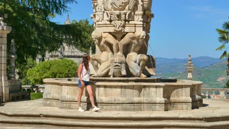 Junge-Touristin-Besucht-Das-Heiligtum-Unserer-Lieben-Frau-Von-Der-Medizin-In-Lamego,-Portugal
