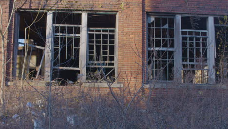 Zerbrochene-Fensterscheiben-In-Einem-Verlassenen-Fabrikgebäude-In-Ohio-Im-Herbst