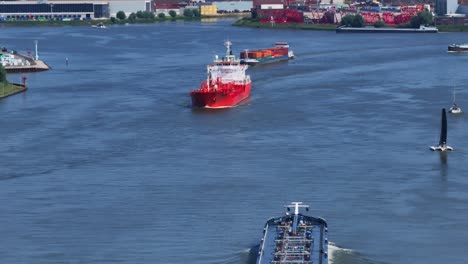 Stückgut,-Massengutfrachter-Und-Tanker-Im-Hafen-Von-Dordrecht