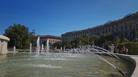 Blick-Auf-Den-Brunnen-Der-Piazza-Castello-Vor-Dem-Schloss-Sforzesco,-Mailand