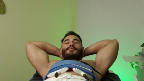 Lateinamerikanisch-mexikanisches-Männliches-Model,-Muskel,-Gutaussehender-Kerl,-Lächelt,-Während-Er-Eine-Lipo-Laser-Behandlung-Im-Hotel-Spa-Wellnesscenter-Erhält,-Fettabbau