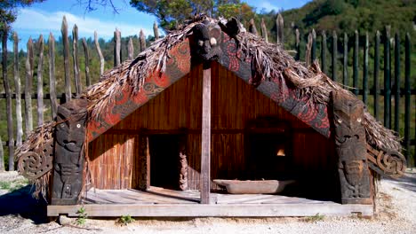 Cabaña-Tradicional-Maorí-En-Te-Puia-En-Rotorua,-Nueva-Zelanda