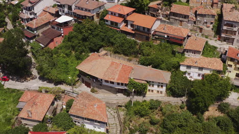 Drohnenaufnahme-Von-Gebäuden-Mit-Roten-Ziegeldächern-Und-Engen-Gassen-In-Veliko-Tarnovo