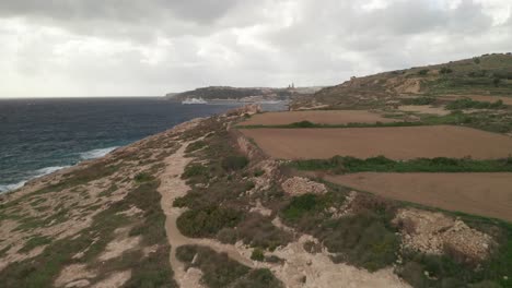 Eine-Vorrückende-Drohne-Enthüllt-Kolossale-Meeresfelsen-Vor-Der-Küste-Von-Gozo