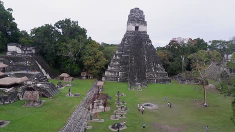 Panorámica-A-Través-Del-Gran-Templo,-Plaza-Central-En-Las-Antiguas-Ruinas-Mayas-De-Tikal