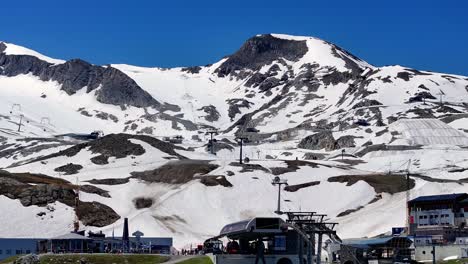 Vor-Einer-Atemberaubenden-Kulisse-Aus-Schneebedeckten-Bergen-Sind-Die-Seilbahnen-Am-Kitzsteinhorn-Das-Ganze-Jahr-über-In-Betrieb