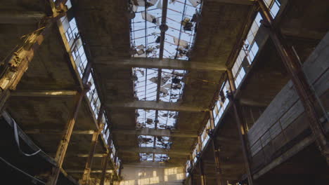 Ein-Industriegebäude-Mit-Zerbrochener-Glasdecke-Und-überall-Zerstörung-Und-Verfall