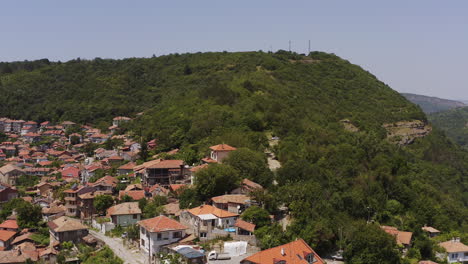 Drohne-Fliegt-über-Bewaldete-Hügel-Oberhalb-Der-Historischen-Stadt-Veliko-Tarnovo