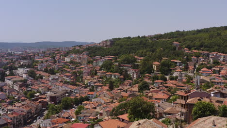 Die-Drohne-Landet-Auf-Der-Historischen-Stadt-Veliko-Tarnovo,-Die-Auf-Steilen-Hügeln-Erbaut-Wurde