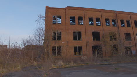 Un-Edificio-Industrial-De-Ladrillo-Rojo-Abandonado-Contra-Un-Cielo-Azul-En-El-Noreste-De-Ohio