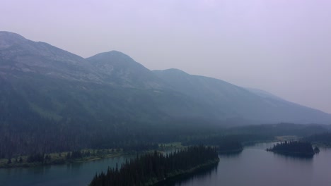 Drohne-Fängt-Den-Atemberaubenden-Azouzetta-See-Im-Norden-Von-British-Columbia-Ein