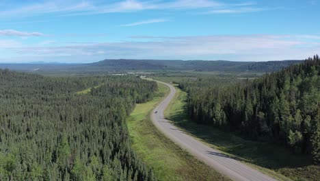 Un-Dron-Captura-La-Belleza-De-La-Carretera-De-Alaska-A-Través-Del-Bosque-Boreal