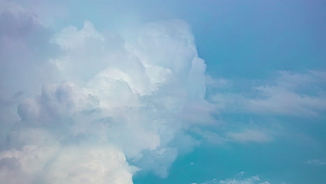Zeitraffer-Flauschiger-Cumulonimbus-Wolken,-Die-Am-Weiten-Blauen-Himmel-Aufsteigen