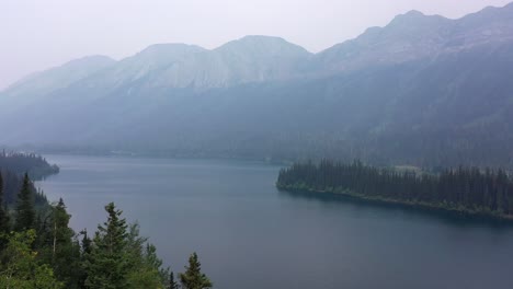 Majestätischer-Azouzetta-See-Im-Norden-Von-British-Columbia