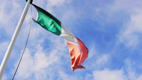 Nationalflagge-Irlands-Im-Wind