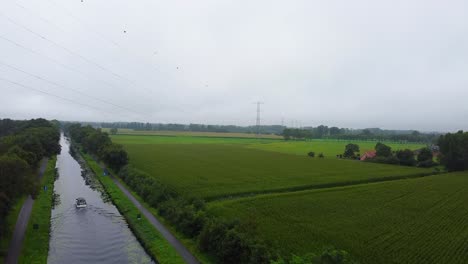Luftaufnahme-Von-Landwirtschaftlichen-Flächen-Und-Dem-Beverlo-Kanal-In-Leopoldsburg-Mit-Einer-Bootsüberfahrt