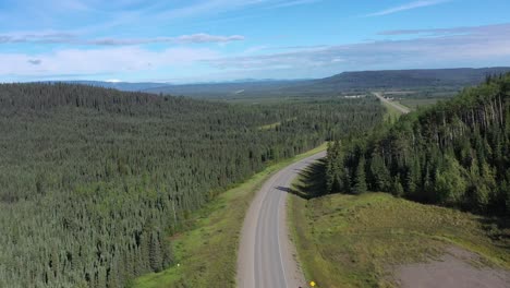 Die-Drohnenaufnahme-Des-Alaska-Highway-Fängt-Die-Atemberaubende-Landschaft-Des-Borealen-Waldes-Ein