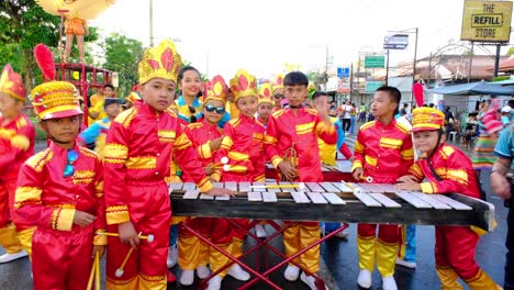 Gruppe-Junger-Musiker-Mit-Dem-Musikinstrument-Auf-Einer-Straßenparade-Während-Des-Davao-City-Abundance-Festivals