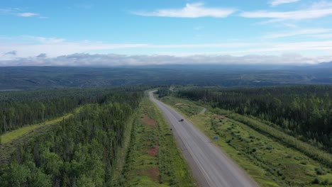 Un-Dron-Sobrevuela-La-Autopista-De-Alaska-En-El-Bosque-Boreal-De-Columbia-Británica