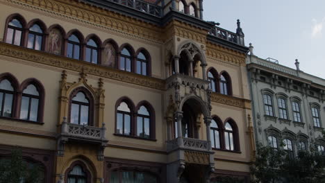 Budapest-Schöne-Stadtgebäudefassade-Vorbeifahrend