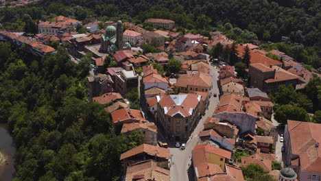 Drohne-über-Roten-Terrakotta-Ziegeldächern-Enthüllt-Die-Kathedrale-Von-Veliko-Tarnovo