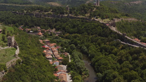 Fluss-Yantra-Und-Mittelalterliche-Burg-Tsaravets-Veliko-Tarnovo-Drohnenflug