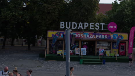 Infopunkt-Der-Stadt-Budapest,-Fahrt-An-Der-Touristenhilfestation