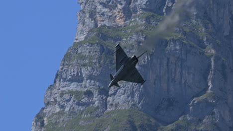 Tifón-Eurofighter-Haciendo-Trucos-En-Exhibición-Aérea-En-Suiza,-Vista-Desde-Abajo
