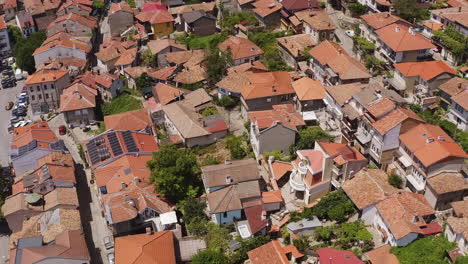 Drone-Sobre-Edificios-Con-Techos-Rojos-Y-Calles-Estrechas-Histórica-Veliko-Tarnovo