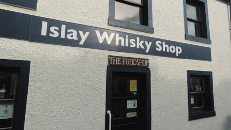 Frente-A-La-Tienda-De-Whisky-De-Islay