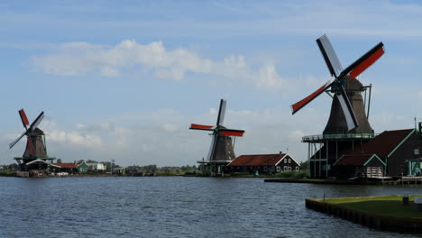 Fantastische-Aufnahme-Mehrerer-Sich-Bewegender-Windmühlen-In-Einer-Sommerlandschaft-In-Den-Niederlanden