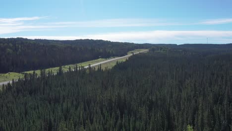 Die-Drohnenaufnahme-Fängt-Die-Weite-Des-Alaska-Highway-Und-Den-Umliegenden-Borealen-Wald-Ein