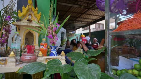 Berühmter-Thailändischer-Papayasalat,-Der-Von-Einem-örtlichen-Straßenhändler-Zubereitet-Wird-Und-Teilweise-Im-Video-Versteckt-Ist,-Das-In-Den-Straßen-Von-Bangkok,-Thailand,-Aufgenommen-Wurde
