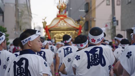 Hombres-Japoneses-Con-Trajes-Tradicionales-Del-Festival-En-Tenjin-Matsuri.