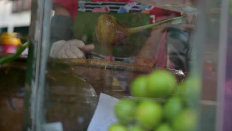 Halbkörperaufnahme-Eines-örtlichen-Straßenverkäufers,-Der-In-Einem-Straßenrestaurant-In-Den-Straßen-Von-Bangkok,-Thailand,-Somtam-Papayasalat-Mit-Mörser-Und-Stößel-Mischt-Und-Zerstampft