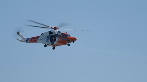 Helicóptero-De-Rescate-Holandés-Ph-ncg-Volando,-Fondo-De-Cielo-Azul,-ángulo-Bajo