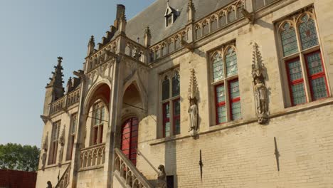 Gotischer-Architekturstil-Des-Rathauses-Von-Damme-Am-Alten-Marktplatz-In-Flandern,-Belgien