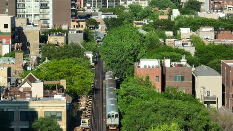 L-train-in-downtown-Chicago-during-summer