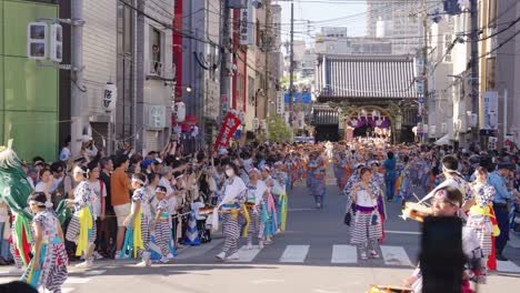 Desfile-De-Tenjin-Matsuri-En-Cámara-Lenta-En-Verano